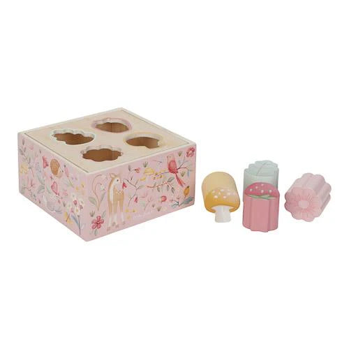 Puttekasse, Fairy Garden fra Little Dutch

Skøn puttekasse i træ med temaet Fairy Garden. Puttekassen hjælper barnet med at genkende og matche former og farver og træner samtidig hånd-øje-koordination.
