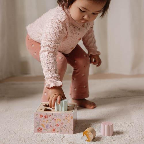 Puttekasse, Fairy Garden fra Little Dutch

Skøn puttekasse i træ med temaet Fairy Garden. Puttekassen hjælper barnet med at genkende og matche former og farver og træner samtidig hånd-øje-koordination.