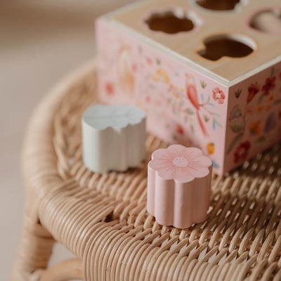Puttekasse, Fairy Garden fra Little Dutch

Skøn puttekasse i træ med temaet Fairy Garden. Puttekassen hjælper barnet med at genkende og matche former og farver og træner samtidig hånd-øje-koordination.