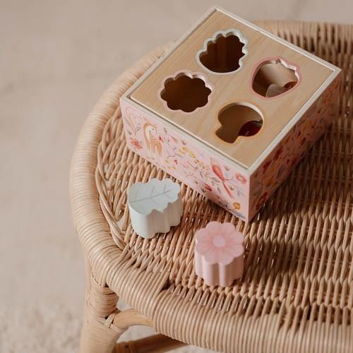 Puttekasse, Fairy Garden fra Little Dutch

Skøn puttekasse i træ med temaet Fairy Garden. Puttekassen hjælper barnet med at genkende og matche former og farver og træner samtidig hånd-øje-koordination.