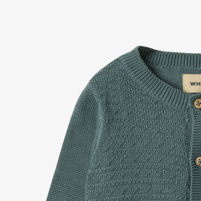 Strikket Cardigan, Bjørn, Stormy fra Wheat

Lækker langærmet strikcardigan i blød økologisk bomuld fra Wheat.