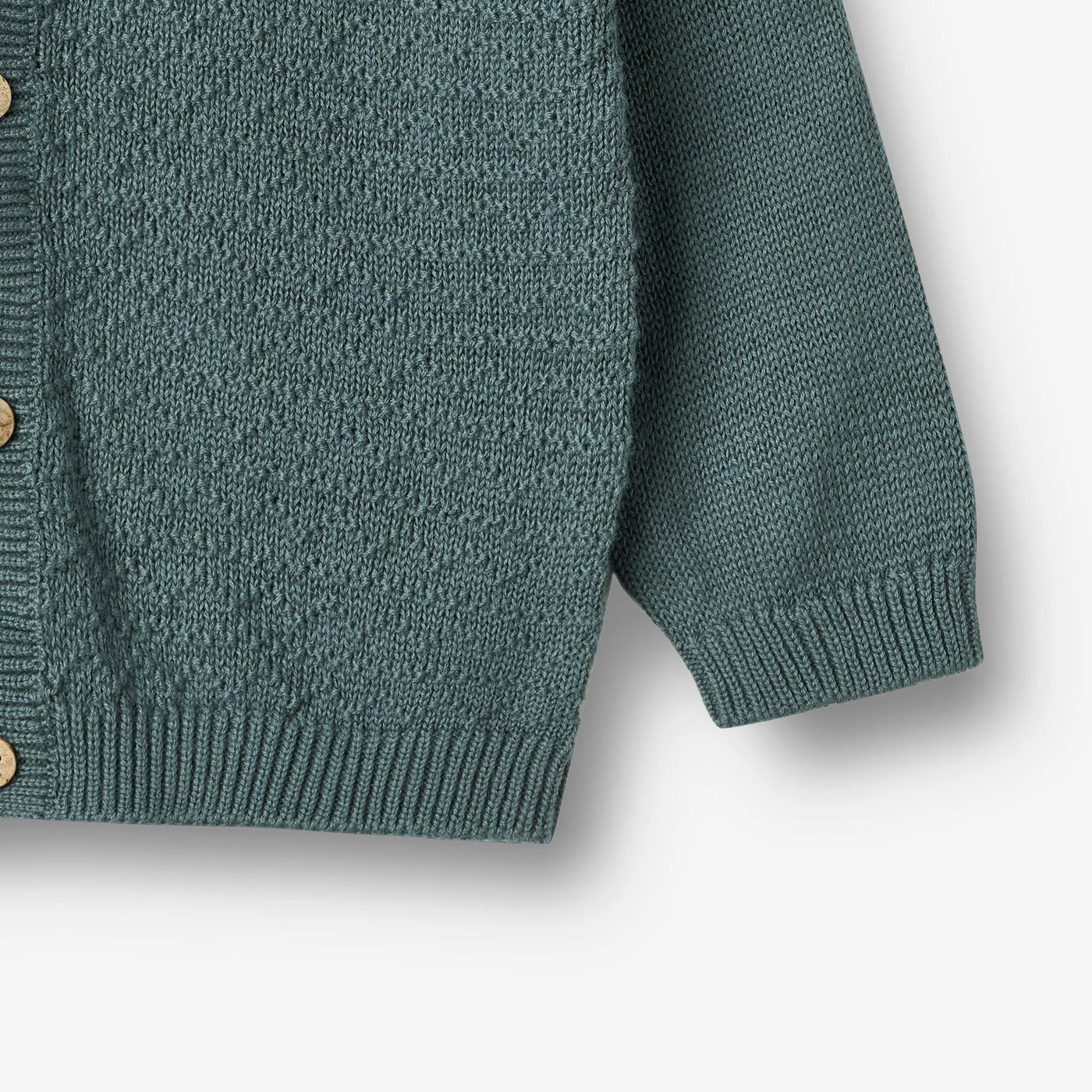 Strikket Cardigan, Bjørn, Stormy fra Wheat

Lækker langærmet strikcardigan i blød økologisk bomuld fra Wheat.