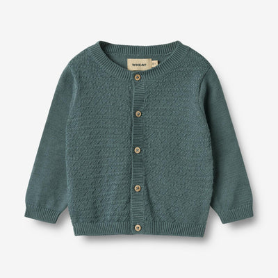 Strikket Cardigan, Bjørn, Stormy fra Wheat

Lækker langærmet strikcardigan i blød økologisk bomuld fra Wheat.