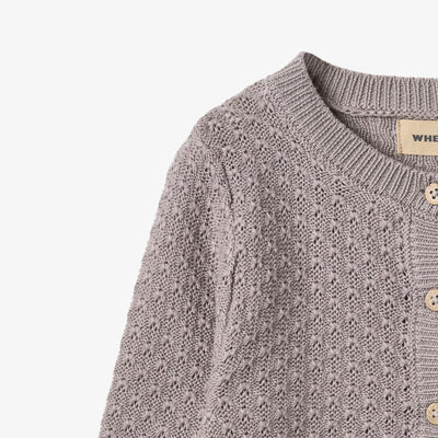 Strikket Cardigan, Magnella, Dusty Purple fra Wheat

Langærmet strikcardigan i blødt økologisk bomuld til børn.