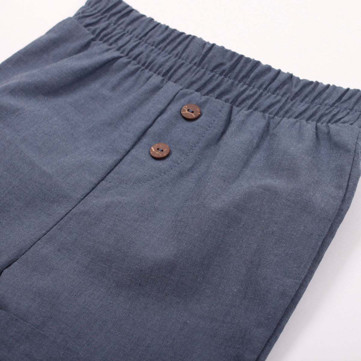 Baby shorts, Chambray, Müsli By Green Cotton - fokus på knapper, set forfra