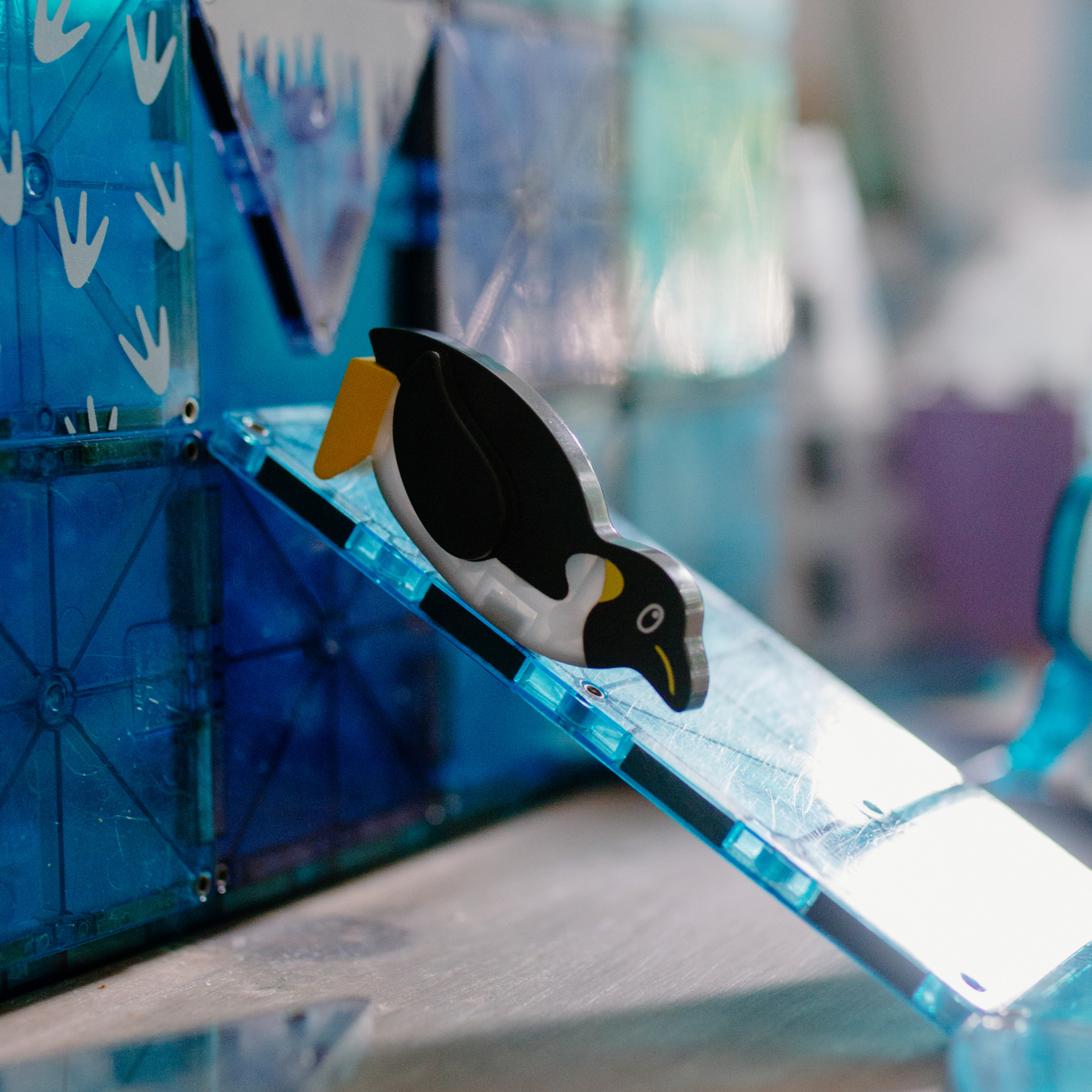 Pingvin glider ned ad magnatiles plader fra Magna-Tiles Arctic sætt